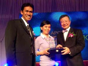 Ooredoo’s Indosat receives the 2013 Contact Centre of the Year at the Award Asia Pacific Contact Centre Association Leaders Awards