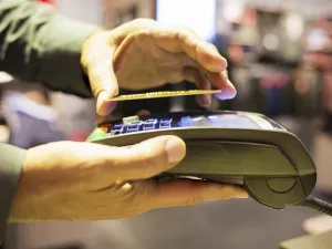 البطاقات بدون تماس والمحافظ الرقمية