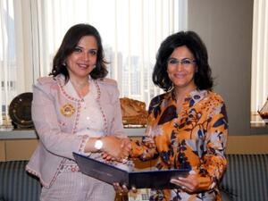 الرئيس التنفيذي لبنك الكويت الوطني شيخه البحر تسلم شيك الرعاية لرئيسة الجمعية الكويتية لاختلافات التعلّم آمال الساير