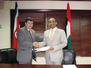 Saif Al Suwaidi, Director General of the UAE General Civil Aviation Authority and Jorge Vargas, Director of Consejo Tecnico de Aviacion Civil of Costa Rica while exchanging the ASA