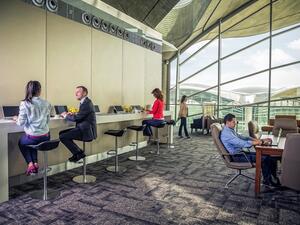 صالة درجة رجال الأعمال التابعة للملكية الأردنية في مطار الملكة علياء الدولي. 