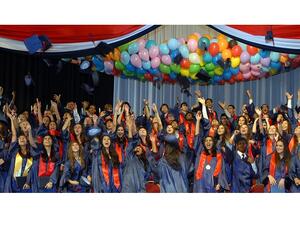 يأتي برنامج يوني كونكت في سياق مبادرات جيمس للتعليم العديدة،  والهادفة لمساعدة الطلاب في الوصول إلى خيارات التعليم العالي.