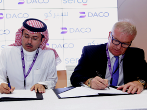 الأستاذ تركي بن عبدالله الجعويني الرئيس التنفيذي لشركة مطارات الدمام وريمو برنشفيلر الرئيس التنفيذي لشركة فاندرلاند.