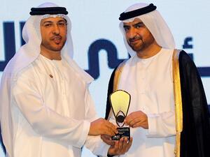 عبد الله بن دميثان يتسلم الجائزة من الشيخ عبدالله بن سالم القاسمي نائب حاكم الشارقة.