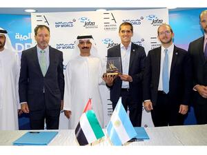 محمد المعلم، المدير التنفيذي للمنطقة الحرة لجبل علي يوقع الاتفاقية مع الطرف الأرجنتيني.