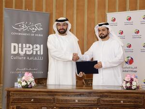 سعید محمد النابوده، ممثلاً عن الهيئة في هذه الاتفاقية بصفته مدیرها العام بالإنابة، بينما قام بالتوقيع عليها ممثلاً للقرية العالمية بدر أحمد أنوهي، بصفته رئیسها التنفیذي.