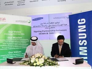 Saeed Mohammed Al Tayer, MD & CEO of DEWA and Young Soo Kim, President of Samsung Gulf Electronics during the signing