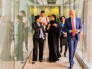 تخلل الزيارة لقاءٌ مع فريق خدمات المرضى الدوليين ومجموعة من الأطباء الآخرين في المستشفى