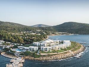 يتميز Nikki Beach النادي الشاطئي والمطعم بالديكور الأبيض الخالص الخاص بهذه العلامة التجارية.