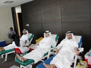 موظفون في دبي للعقارات خلال التبرع بالدم