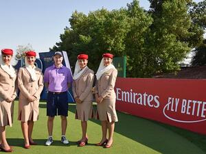 لاعب الجولف الاسكتلندي راسل نوكس مع مضيفات طيران الإمارات قبيل انطلاق بطولة موانئ دبي العالمية للجولف.