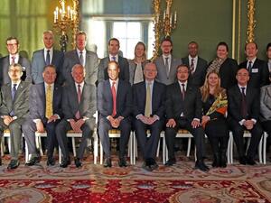 صاحب السمو الملكي دوق كامبريدج وأعضاء فريق العمل المعني بقطاع النقل في رابطة "يونايتد فور وايلد لايف" (متحدون من أجل الحياة البرية) ومن ضمنهم محمد شرف، المدير التنفيذي للمجموعة، موانئ دبي العالمية ومعالي ويليام هيغ رئيس فريق العمل خلال إجتماعهم في لندن مؤخرا 