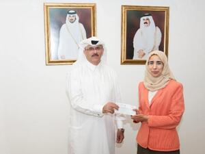 DR. Hanan receiving check from Tasweeq