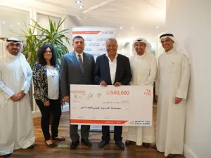الفائز بجائزة الدانة البالغة قيمتها 500 ألف دينار كويتي  مع مسؤولي  إدارة بنك الخليج