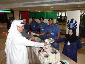 مسافرون سعداء بالكتب التي وزعت عليهم