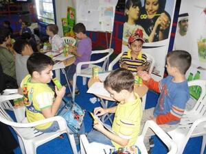أطفال يلعبون في ركن مزارع العين في عالم مدهش