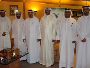 عبدالرحمن قاسم العلي مع الوفد الزائر