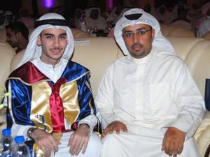 الطالب الأول على الكويتيين طلال الشقيح وفهد الرشيد، مدير العلاقات العامة في بنك برقان