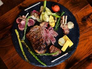 مدعوون الضيوف للاستمتاع بتقليد الشواء العائلي المميز في كابانا بيتش بار آند غريل.