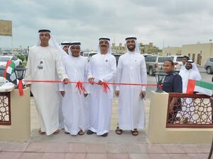 سعادة سلطان بن سليم والحضور خلال افتتاح المطعم السياحي في ميناء الصيد بأم سقيم 2