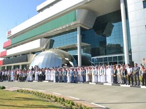 رفع علم الدولة على سارية العلم أمام جمارك دبي