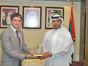 أحمد محبوب مصبح يقدم درع جمارك دبي هدية تذكارية لسعادة اوليكساندر بالانوتسا، القنصل العام لجمهورية أوكرانيا في دبي خلال اللقاء 
