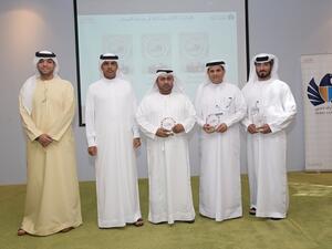 قام مدير جمارك دبي بتقديم شهادات التقدير ودروع التميز للإدارات والموظفين الفائزين. 