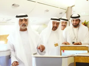 سمو الشيخ سيف بن زايد آل نهيان يتفقد الطائرة وبرفقته الشيخ ماجد المعلا.