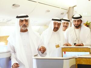 سمو الشيخ سيف بن زايد آل نهيان يتفقد الطائرة وبرفقته الشيخ ماجد المعلا.