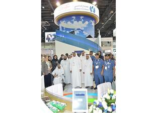 أحمد محبوب مصبح مع عدد من موظفي جمارك دبي في جناح الدائرة بمعرض دبي للإنجازات الحكومية