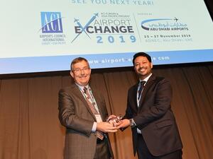 تسلم السيد محمد عبدالله الكثيري، نائب أول الرئيس التنفيذي من مطارات أبوظبي حقوق استضافة فعاليات معرض ومؤتمر تبادل المطارات 2019 خلال الحفل الذي أقيم في ختام فعاليات المؤتمر والمعرض بالنرويج.