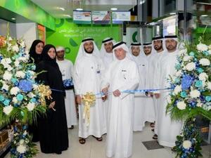 Ismail Abdullah cuts the ribbon in the presence of Dr. Rahma bin Mohamed Al Shamsi, Abdulla Hassan Al Noman and officials from Dubai Customs