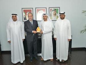 عبدالله الخاجه يتلقى الجائزة من محمد سلمان بحضور إدريس بهزاد وخليل صقر 