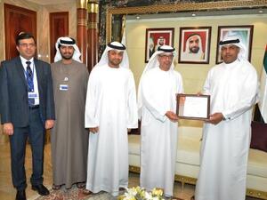 أحمد محبوب مصبح يتلقى شهادة كوبت 5 ، من جمعه الغيث، بحضور أحمد اليعقوبي مدير إدارة المشاريع وعادل الحوسني مدير أمن المعلومات