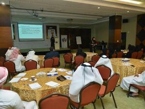 جانب من الحضور أثناء البرنامج التدريبي، وخبير لغة الإشارة عبير الشحي 