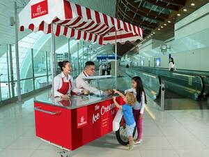 يتم تحضير الآيس كريم، الذي يحمل العلامة التجارية "الإمبراطور Emperor"، من قبل "الإمارات لتموين الطائرات".