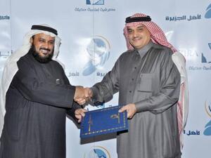 الأستاذ الحوشان والدكتور حميد الشايجي بعد توقيع لاتفاقية