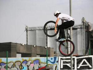 استعراض أحد قائدي الدراجات