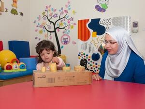 الطفلة زهرة مع والدتها