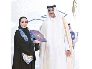 خريجة جامعة جورجتاون في قطر دانة العنزي تستلم الجائزة من أمير قطر.