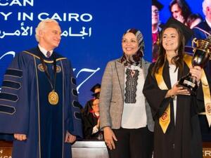 حصلت مشرف على درجة البكالوريوس في إدارة الأعمال من الجامعة الأمريكية بالقاهرة كما حصلت على كأس عمر محسن للإنجاز الرياضي لتمثيلها الجامعة بنجاح في البطولات المحلية والدولية.