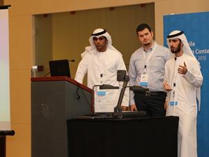 فريق علمي من طلبة الهندسة الكهربائية وهندسة الحاسوب بجامعة أبوظبي