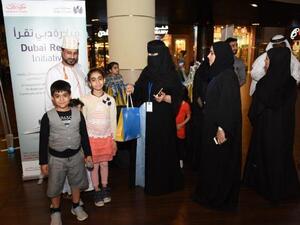 خلال توزيع الحقائب المعرفية على زوار مول دبي