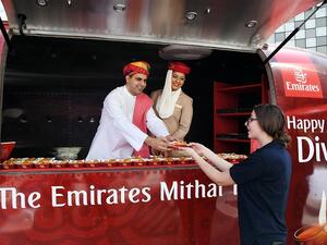 شاحنة ميثاي طيران الإمارات توزع الحلوى على رواد "سيتي ووك" و"بوليوود بارك دبي" بمناسبة مهرجان اأنوار (ديوالي).
