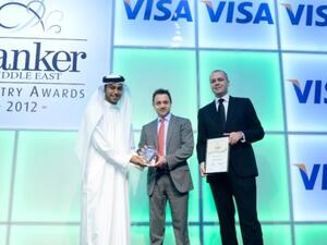 الدكتور عدنان شلوان، نائب الرئيس التنفيذي لـ بنك دبي الإسلامي يستلم الجائزة