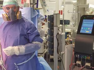 الدكتور جيريمي أراش رافي تبريزي في غرفة العلميات