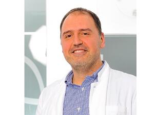 الدكتور إيميل ديديول، اختصاصي جراحة الوجه والفك بمركز "ريبينياك بوليكلينيك" الطبي في العاصمة الكرواتية زغرب.