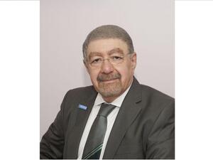 الدكتور غسان عبده داخل مبنى العيادات الخارجية لمركز صحة المرأة والأبحاث 