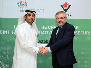 الدكتور حمد الإبراهيم، نائب الرئيس التنفيذي لقطاع البحوث والتطوير بمؤسسة قطر، والدكتور أوركون هاسيكي أوغلو، نائب رئيس المجلس التركي للبحوث العلمية والتكنولوجية، خلال إطلاق مبادرة التمويل المشترك حول الأمن الإلكتروني.