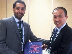 الدكتور حمد الإبراهيم، نائب الرئيس التنفيذي لقطاع البحوث والتطوير بمؤسسة قطر، والسيد ليم شيوان بوه، رئيس وكالة العلوم والتكنولوجيا والبحوث بسنغافورة، أثناء مشاركتهم في الدورة الرابعة عشرة من منتدى العلوم والتكنولوجيا في المجتمع في اليابان.